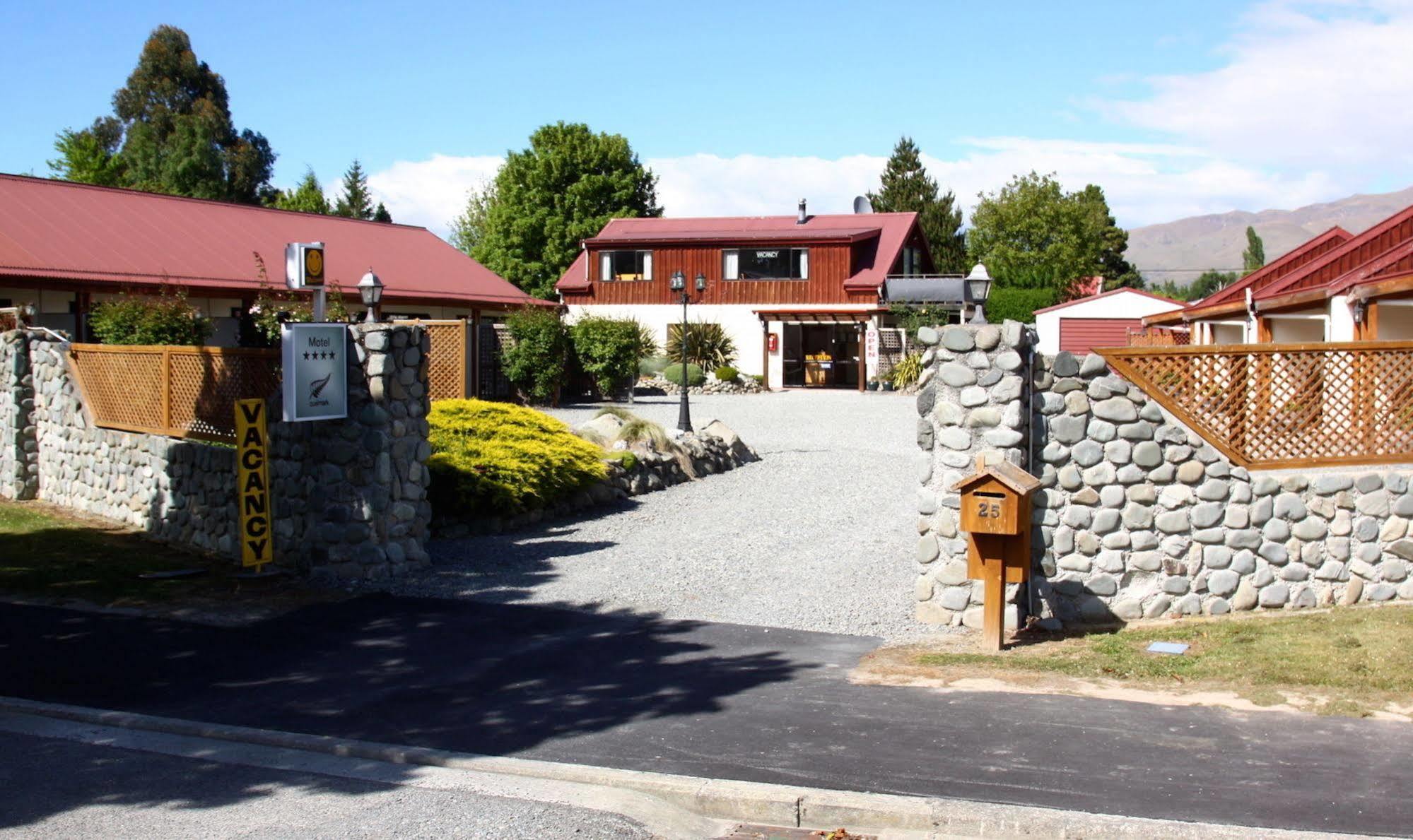 Pinewood Motels Fairlie Exterior photo
